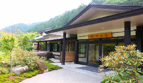 *外観[昼]／山間の豊かな自然に囲まれた隠れ宿