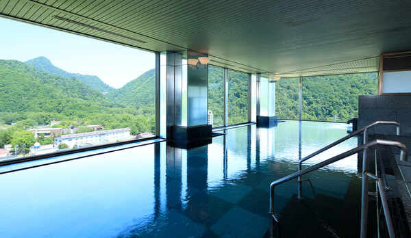 【星天】＜新館16階＞ホテル最上階の展望浴場で、眼前に広がる雄大な景色をお愉しみください。