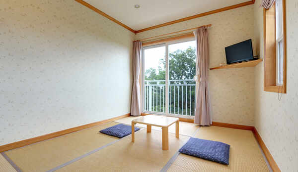 *和室／お子様が手の届かない所にTVやコンセントなどを配置、安全への配慮を心がけています。