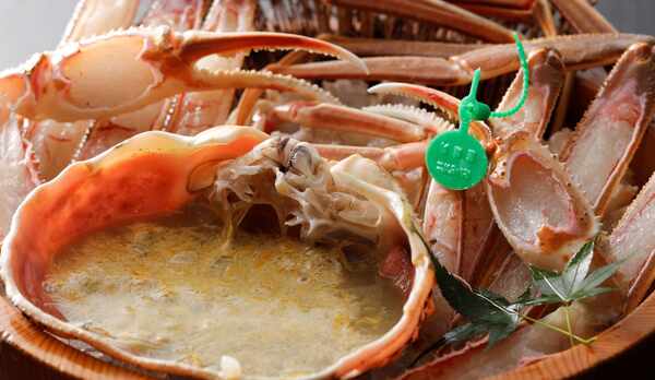 【間人ガニ】海雲館では、新鮮なカニを桶盛りでご提供いたします。