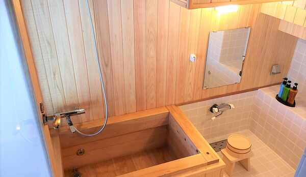 本館和室のヒノキ風呂