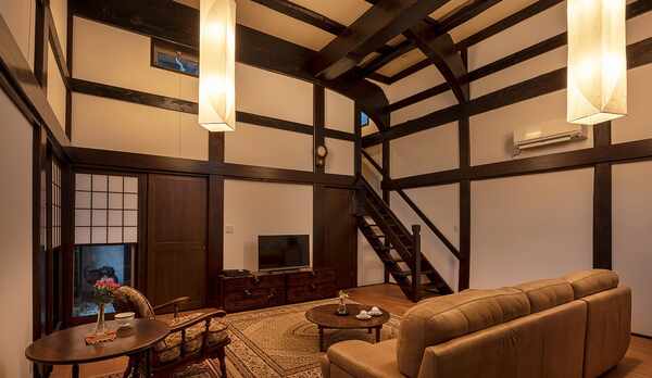 ・黒光りする梁や柱が和の趣を演出しています