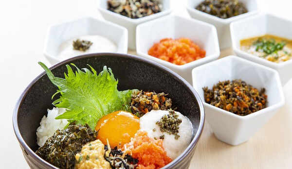 秋田の食材をのせ、ご当地調味料でつくるオリジナル&ldquo;の朝どんぶり&rdquo;