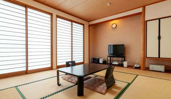 【和室】窓からは雄大な景色をご覧いただけます。