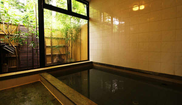 ♯寛ぎの湯　温泉は完全貸切。揺らめく木々を眺めながら安らぎのひとときを。