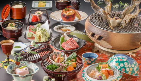 信州サーモンや信州牛をご堪能いただける当館最上級のご夕食。（春料理一例）