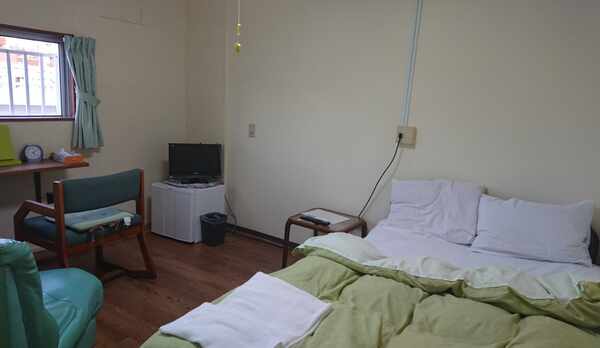 広くてきれいで女の子のお部屋のようなセミダブルルーム