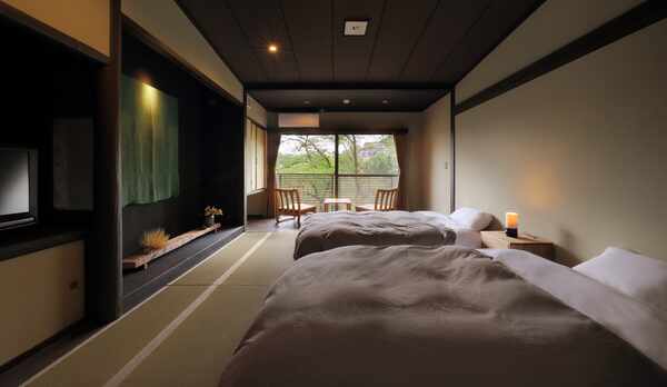 【和室6畳】モダンな低層ベッド２つと広縁がございます。２部屋のみですがお二人でご利用にお勧めです