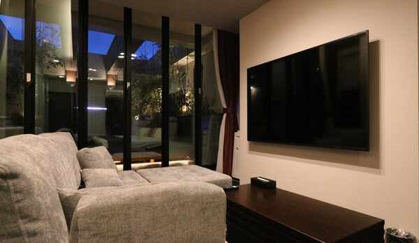 大型TV付きリビング（ガーデンテラス付スイートツイン）