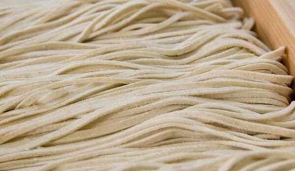 出来たての蕎麦ならでは美しさとほのかな香り。