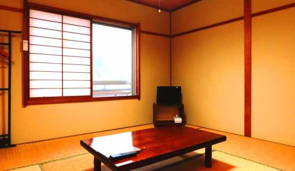 【客室】本館8畳。トイレなしのお部屋です。リーズナブルにご利用いただけます。