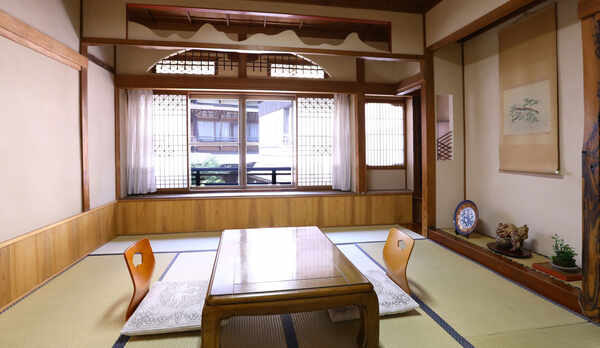 【和室８畳】温泉通りを臨むお部屋