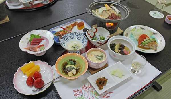 *【夕食一例】四季折々の旬の食材が並ぶあたたかい和会席