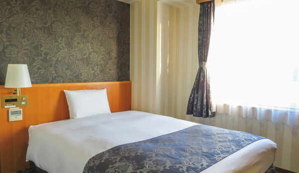 ベッドはダブルサイズ！広々とお使いください。【シングルDX】