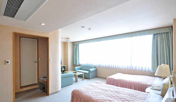 【スイート洋室】光が差し込む明るく広いお部屋