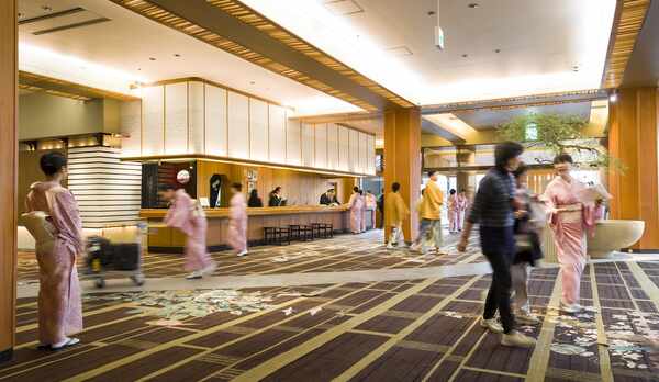 おもてなしの始まりはメインロビーから