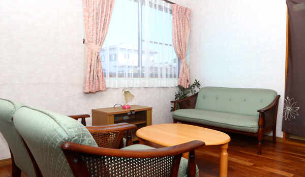 ＊ワンちゃんと一緒に宿泊できる和洋室です。奥は和室となっています＊