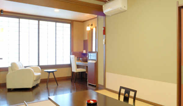 温泉内湯付き客室の和室