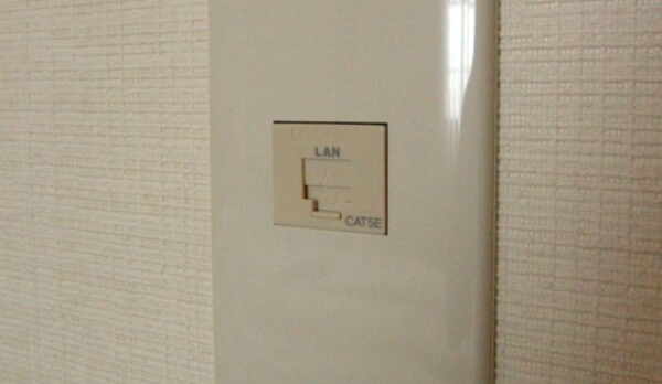 各お部屋には有線のインターネットLANをご用意（無線LANも有・無料）