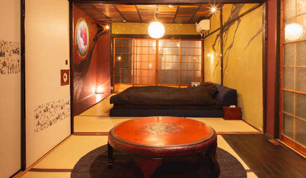 ・ワイドキングベッドの馴染む開放的な寝室/居間