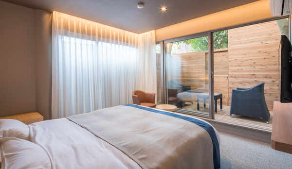 キングサイズベッド１台をどーんと設置した「テラススイート　キング」