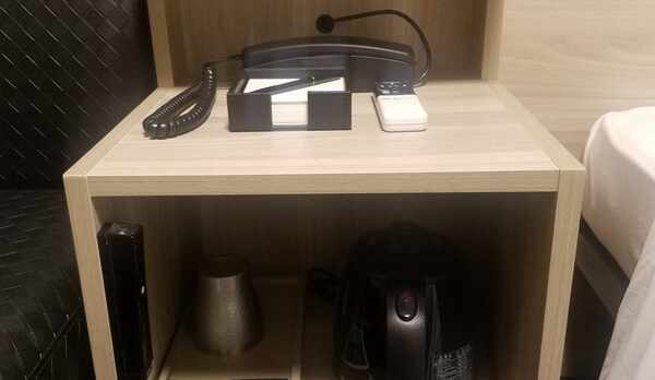 ベッドの脇にもコンセント設置♪