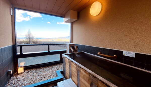 [紅梅・牡丹・菖蒲]：檜風呂