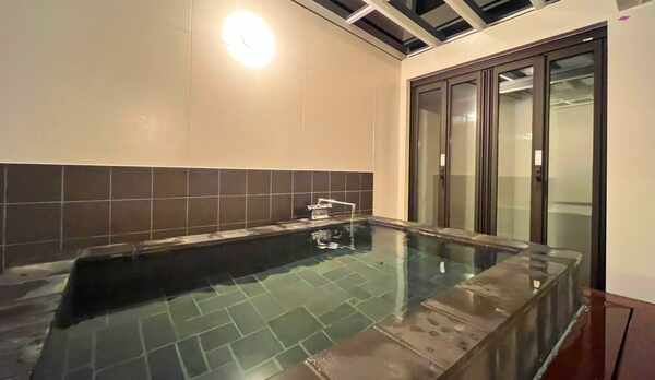 最高の贅沢空間「ロイヤルスイート」。露天風呂付きです。