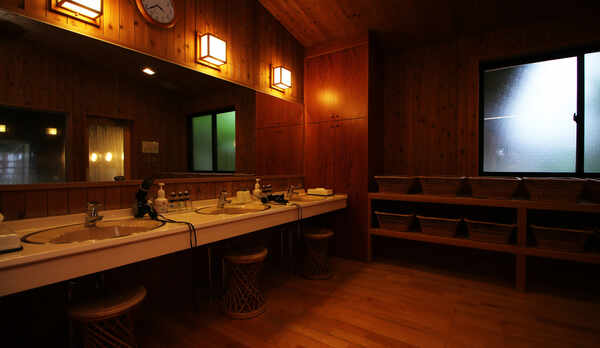 ＃【温泉】木のぬくもりを感じる清潔感のある脱衣所。