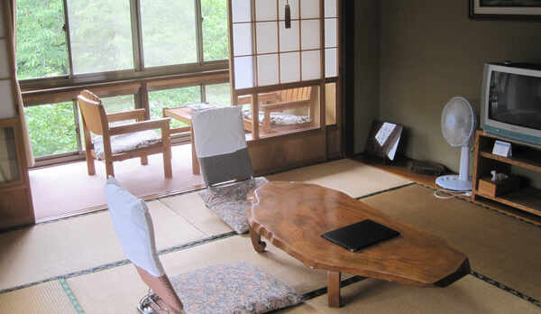 *【和室トイレ付一例】周囲の山並みをご覧いただけます
