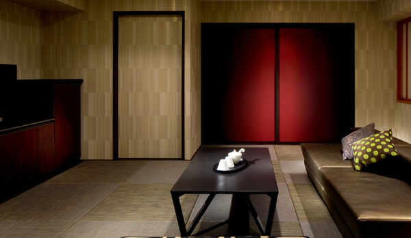 【デラックス43平米】広々とした客室とモダンスタイリッシュな和のデザインを体感