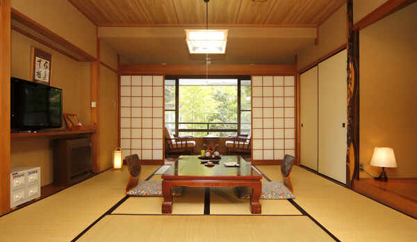 【10畳和室】お部屋の窓より緑を眺められます。