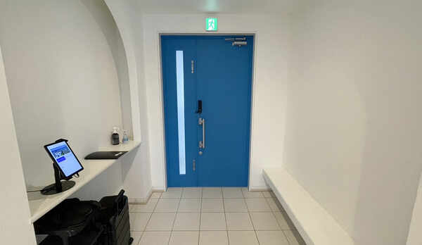 ・【2階：エントランス】白と青を基調とした玄関がリゾート気分を盛り上げます