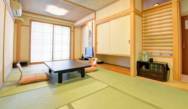 *和室10畳（客室一例）/日間賀島の潮の音に耳を澄ましながら、心安らぐ寛ぎの時間をお過ごし下さい。