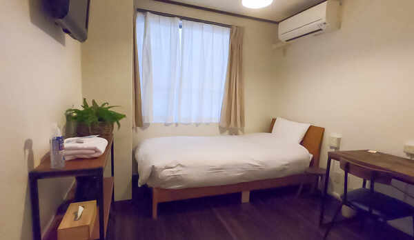 ・シングルルーム：エアコン、TV、無料wifi完備で快適にお過ごしいただけます
