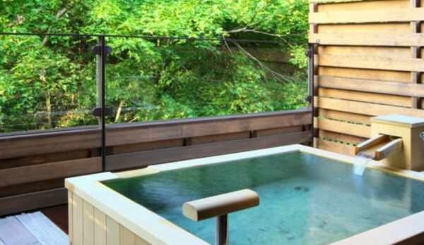 ■源泉掛け流し半露天風呂付き客室■