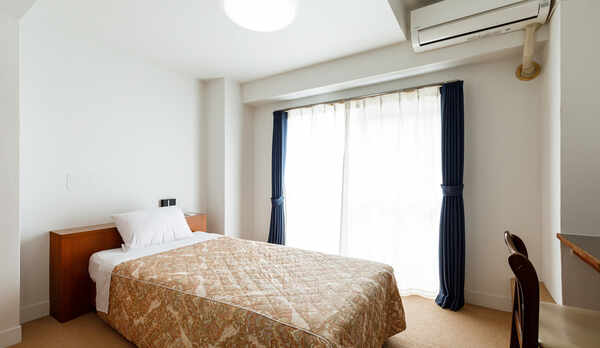 【客室】シングルルーム／全室禁煙／広々19平米／全室バストイレ別／全室ミニキッチン完備