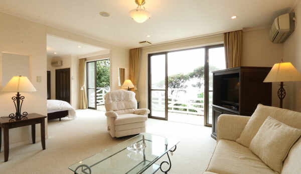 【別館スイート】海側は２方向に窓があるので海が一望でき紺碧のブルーをご堪能いただけます。