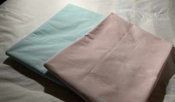 小さなお子様用の防水シーツ