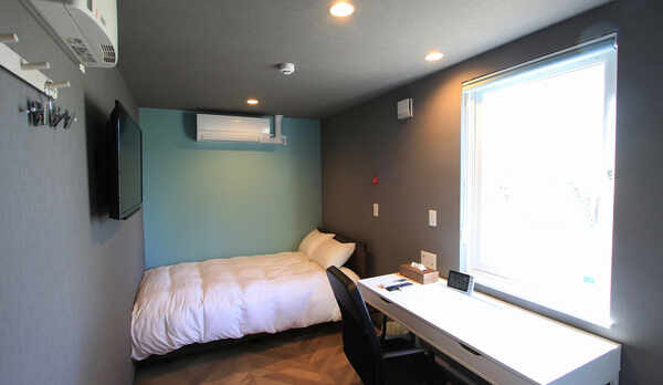 ・【セミダブルルーム】光が差し込む大きな窓。日の光を浴びて快適な朝を最高の目覚めを