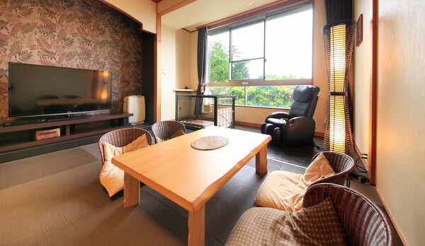 【和洋室】ケージとマッサージチェアももちろん完備しております。