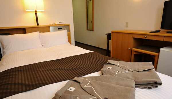 プチダブルルーム(シングルルーム2名利用/ユニットバスタイプ)　１２㎡　幅１２０ｃｍのベッド１台