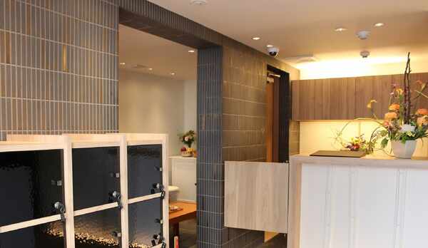 フロントロビ−　1