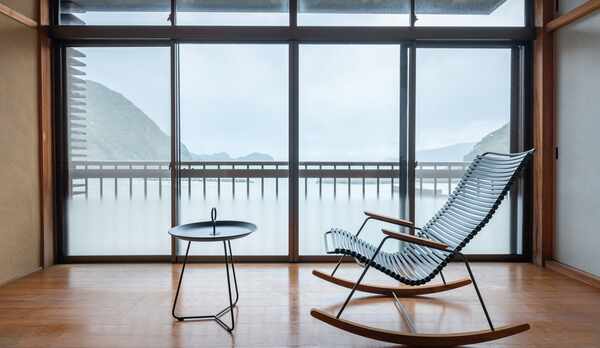 海と漁村の景色を眺めながらゆっくりとお過ごしいただけます。