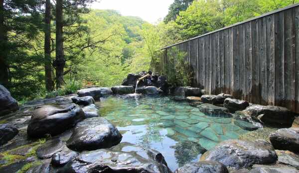滝見露天風呂（男湯）ご入浴時間：7時から23時まで※温泉ではございません