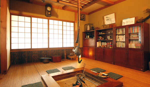 囲炉裏を囲む、ここちよい和のやすらぎ空間♪