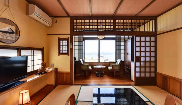 *【和室8畳（海側）】ゆったりとした造りのお部屋です