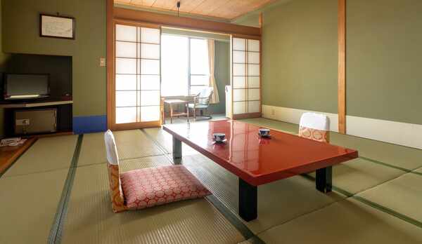 【街側】諏訪湖を斜めからご覧いただける、リーズナブルなお部屋。