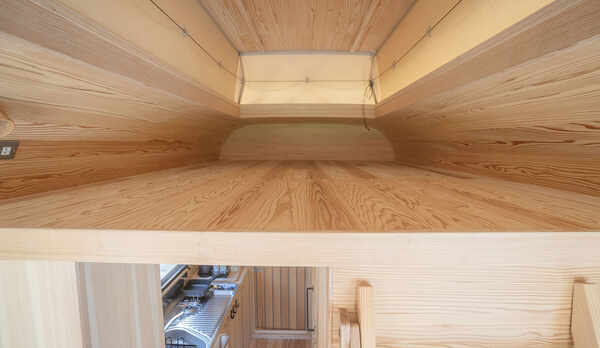 ・【ロフト】屋根裏部屋のような雰囲気。布団を敷いて寝ることもできます