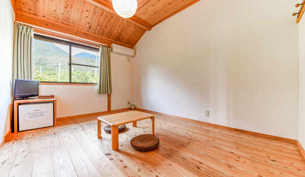 *【客室一例：モッチョム側】あたたかい光が差し込む モッチョム岳側のお部屋。